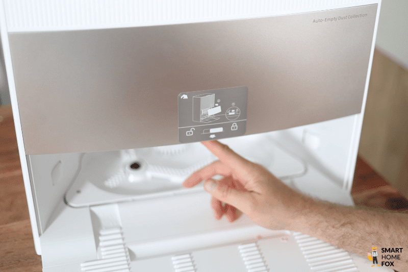 Серебристая крышка Dreame L20 Ultra открыта.